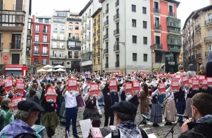 haustura_'s tweet photo. Txantreako jaietako #TxoznaGorriak debekatu izana salatu dugu Iruñeako udal ordezkarien aurrean, auzoko Neska-Mutil Nagusien egunaren barnean.

Apirilaren 29an ere, ELKARRETARATZEA eginen dugu Iruñeako udaletxearen aurrean, 19.30tan.

JAIAK DENONTZAT, DEBEKURIK EZ!!! https://t.co/YfY9i2TOCD