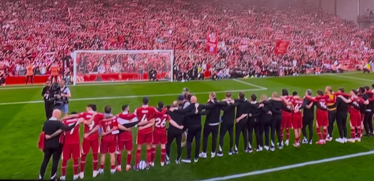 firatgunayer's tweet image. Liverpool şampiyonluk kutlamalarını izliyorum. 
Rakiplerle ilgili tek bir tezahürat yok.
Kudurtucu koreografiler yok.
Kimseye sataşma yok.
Statta rakipleri aşağılayan marşlar da çalmıyor.

Adamlar sadece mutlu:)
Kendi başarılarıyla mutlular,başkasının başarısızlığıyla değil.