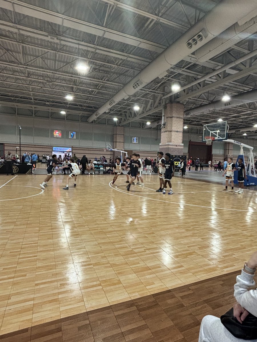 Great ‘29 match up taking place here at the <a href="/ZeroGravityXL/">ZGXL</a> Launch between <a href="/BABCAcademy/">BABC Academy</a> &amp; <a href="/rensunited/">rensunited</a> 

Lot of future ⭐️’s and #JE75 alums on the floor: Trey Dillahunt, Xavier McCall, Elias &amp; Emmanuel Boben, DJ Nguidjoi, Corey Burnett, Max Ryan, Javion Chappell to name a few.