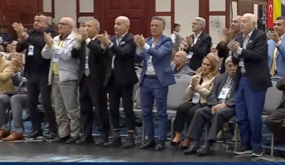 Galatasarayın 5 yıldızını alkışlıyorlar allah sizin ömürlerinizi alıp sokak köpeklerine versin !  Toprak kabul etmeyecek sizleri ! Aldığınız ahlardan dolayı !