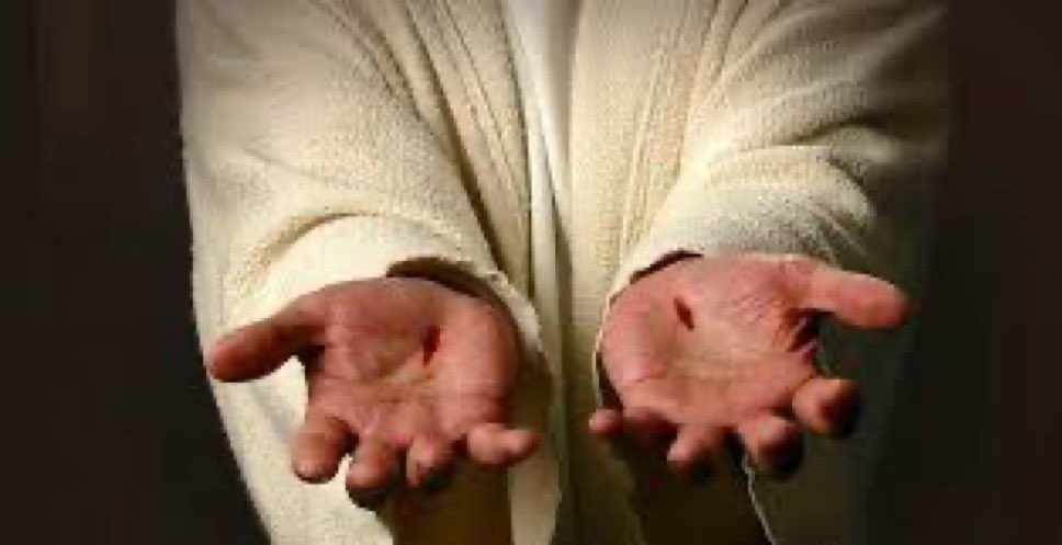 «Les mostró las manos y el costado» (Jn 20,20). La resurrección no ha borrado los signos de la pasión. El amor es imborrable. Como sus heridas gloriosas. Así serán un día las heridas que hoy sufrimos por amar, servir y luchar por un mundo más humano y más justo. #EsteEvangelioHoy