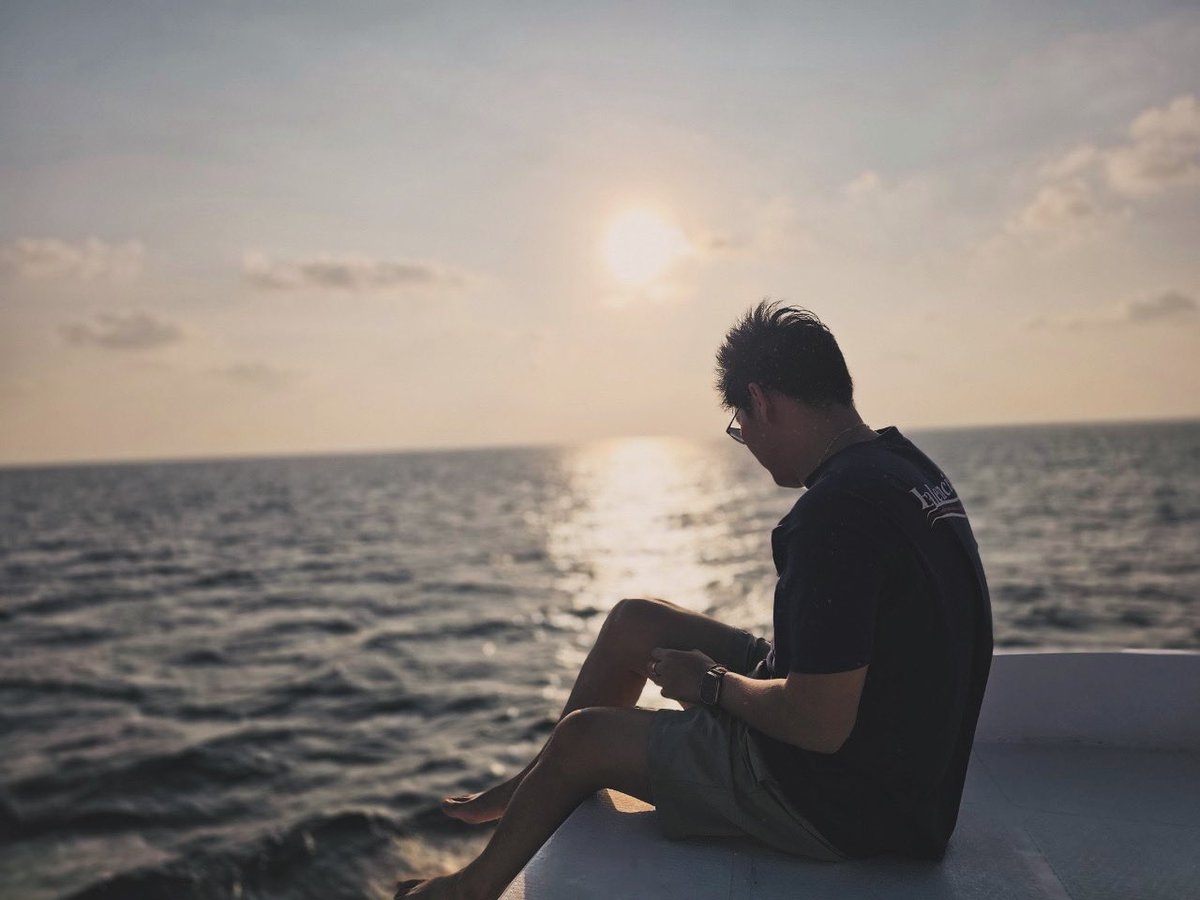 ปัญหาของคนที่ไม่เคยแสดงความรู้สึกไม่ไหวที่อยู่ข้างในออกมาให้ใครเห็น คือ ทุกคนจะเข้าใจเราว่าสบายดีตลอดเวลา ทั้งๆที่ข้างในมันพังจนไม่เหลือซาก แต่เราก็ได้แต่ยิ้ม หัวเราะ และบอกหรือแสดงกับคนอื่นว่าเรามีความสุขดี