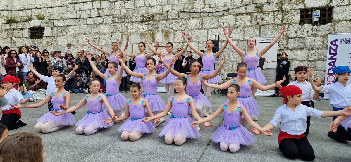 Fuescyl's tweet photo. Hoy la #epdcyl Valladolid ha celebrado el #diainternacionaldeladanza junto a #prodanza @CulturaVLL_ ♥️🪭🩰 #danza https://t.co/9Xha94kLG0