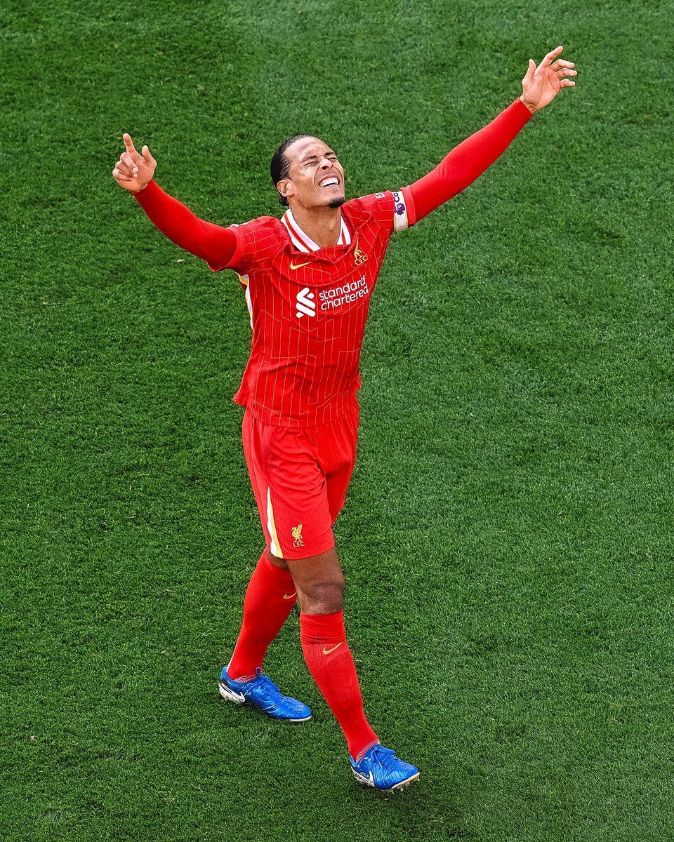 LFCIndonesia's tweet photo. Kapten berkebangsaan Belanda pertama yang mengangkat trofi Liga Inggris. 

@VirgilvDijk 🇳🇱©️🏆 https://t.co/dI081MxJME