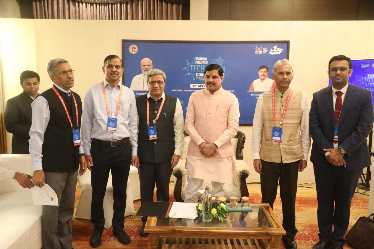 CMMadhyaPradesh's tweet image. मध्यप्रदेश टेक ग्रोथ कॉन्क्लेव 2025 

मुख्यमंत्री डॉ. मोहन यादव द्वारा आईआईटी, इंदौर के प्रो. भूपेश कुमार के साथ वन-टू-वन चर्चा...

@DrMohanYadav51 @Industryminist1 @MpcstBhopal @mpMAPIT @MPIDC @MPSeDC_DST #CMMadhyaPradesh #MadhyaPradesh #MPTechGrowthConclave