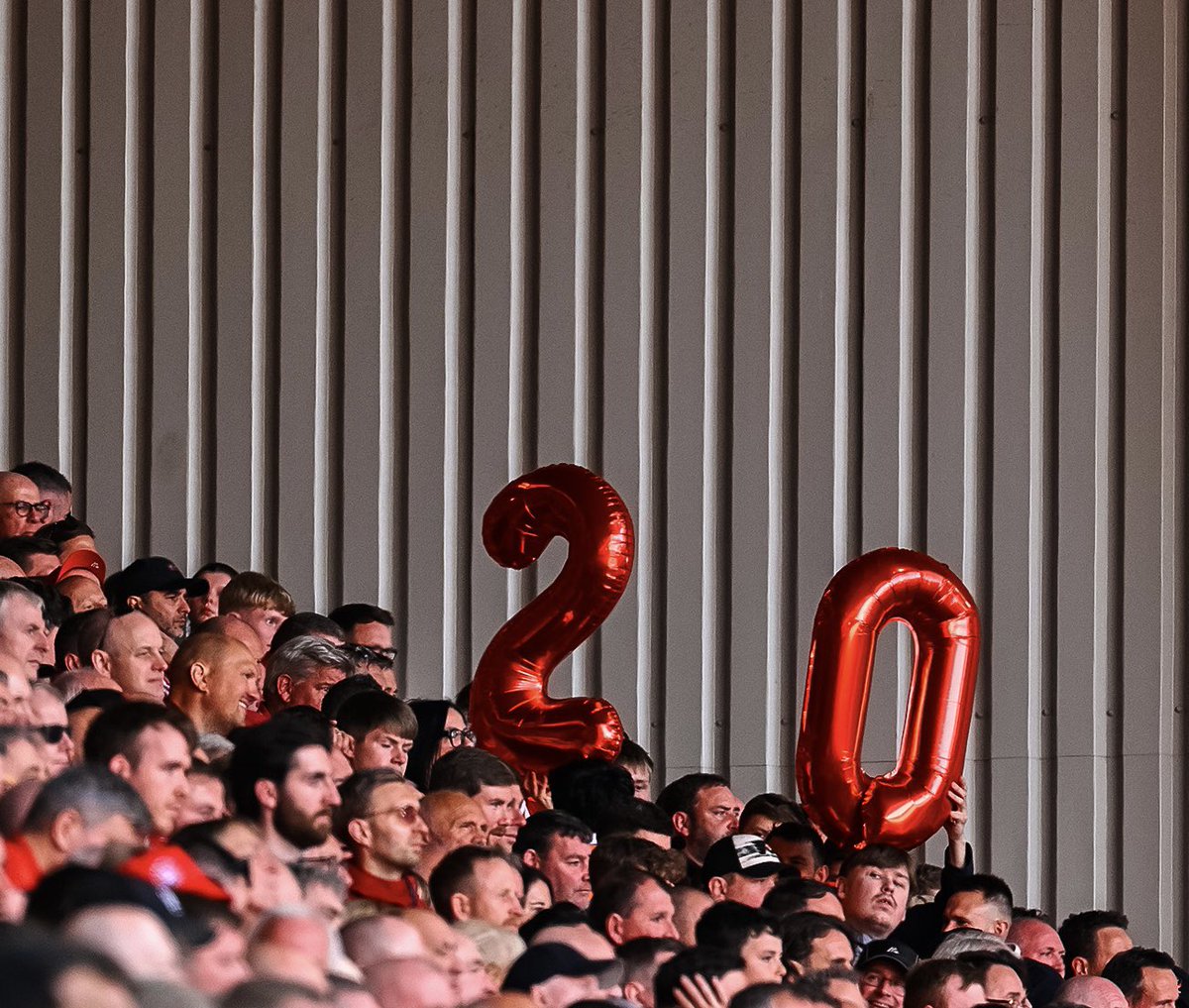 Бид аварга боллоо. Хорин удаагийн аварга. Алдарт Жерардын үеэс дэмжиж ирлээ. Баярлаж байна. Копууддаа баяр хүргэе. Бид хэзээ ч ганцаар алхахгүй.