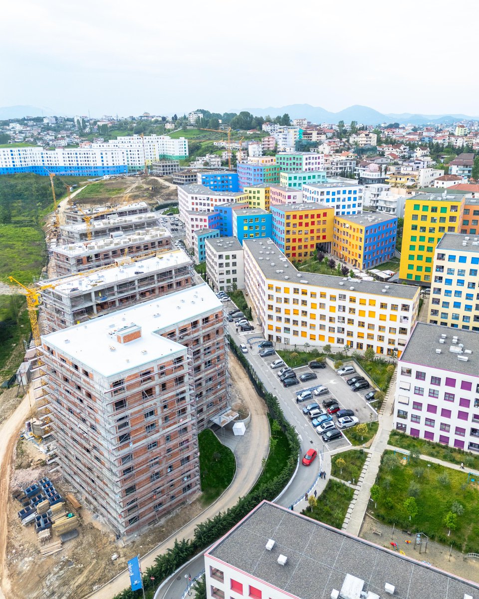 Kënaqësi të mirëprisnim përfaqësuesit e Rockwool, partnerët tanë prej vitesh!
Gjatë takimit, u zhvillua një trajnim mbi sistemin Etics, duke ndarë përvoja dhe zgjidhje profesionale për projektet tona.

#kontakt #ndryshe #training #rockwool #constructioquality