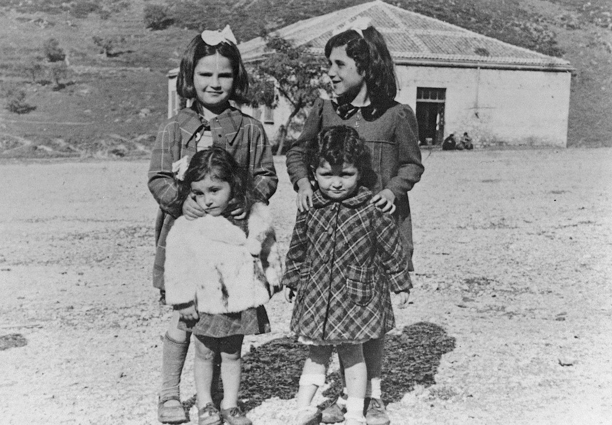 Four young Greek-Jewish cousins (Graciella Raphael, Graciella Cohen, Eni Cohen, and Ninetta Matsas) visit their grandparents in Delvine, Albania.

Only Ninetta survived the Holocaust. The others were deported from Greece to #Auschwitz, where they perished.

#WomenintheHolocaust