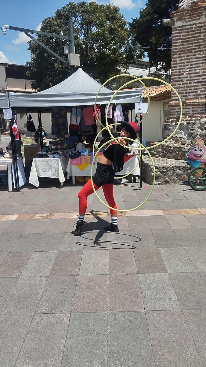 CulturaCUE's tweet photo. 🤹Entre acrobacias, 🗣️cuentos y 🎨emprendimientos, vivimos una fiesta llena de #arte, #tradiciones y alegría en la plazoleta de #ElRollo en pleno corazón en el #barrio El Vecino.
#AmorPorCuenca #RutasTeatralizadas #CircoCallejero https://t.co/WvftMrBhDH