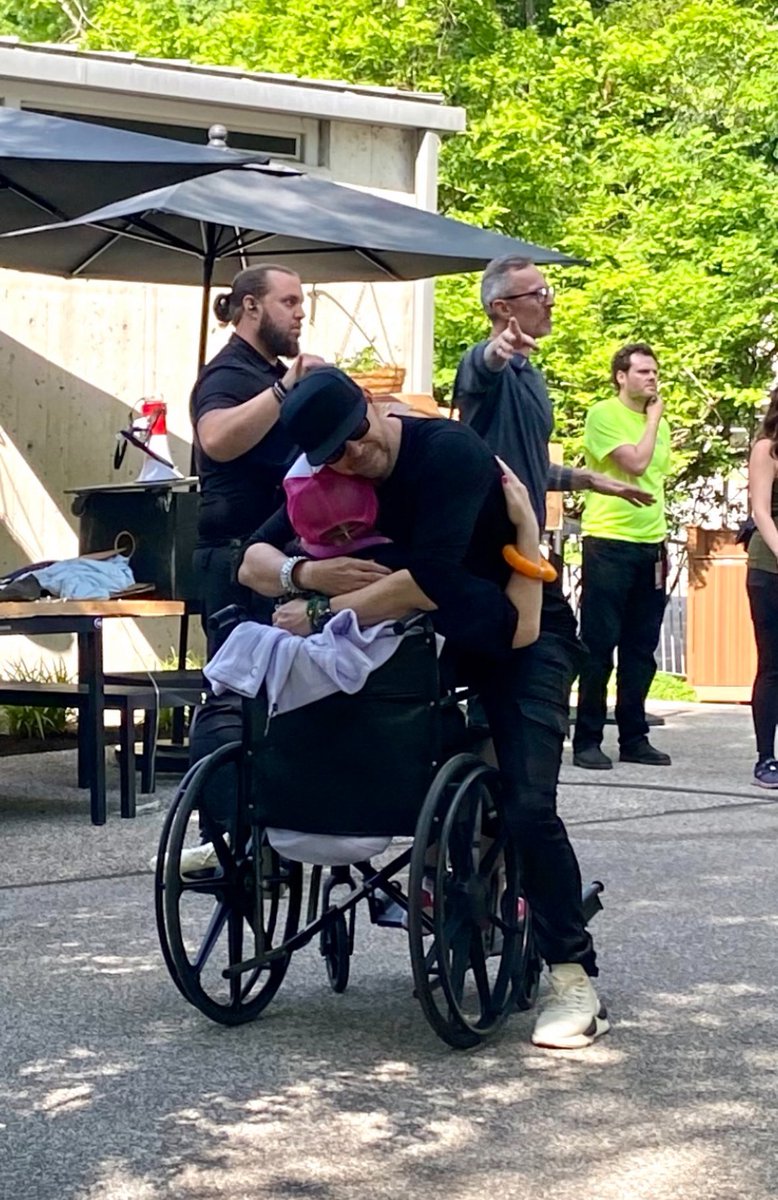 MicheleJanosko's tweet photo. @DonnieWahlberg Every day is Donnie Day because you lift us up always!! Sharing a pic I took on the Magic Sunmer tour showing you sharing your love- we all felt this hug!! 🤗 https://t.co/86aSWhH9xr