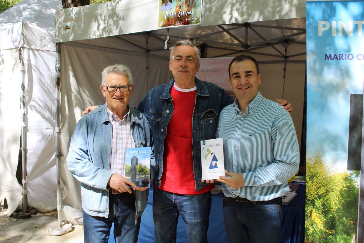 carlosmag66's tweet photo. Con grandes escritores en la Feria del Libro de Pinto https://t.co/KrpieFO06d