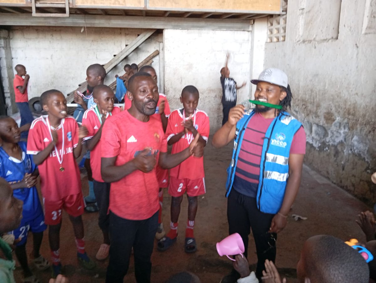 ShakurNjeru1's tweet image. In communities where social amenities like football grounds are scarce, we took a step forward by organizing the #StreetSoccer health & hygiene tournament. With over 100 children participating alongside Jasa Academy & Viwandani Social CBO, we鈥檙e using sports as a tool to empower.