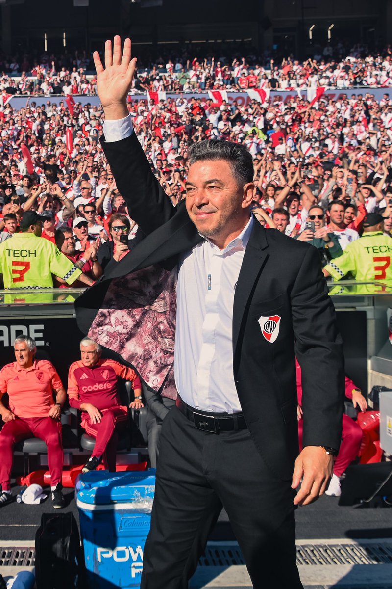 "Feliz domingo para todos los hinchas de River"