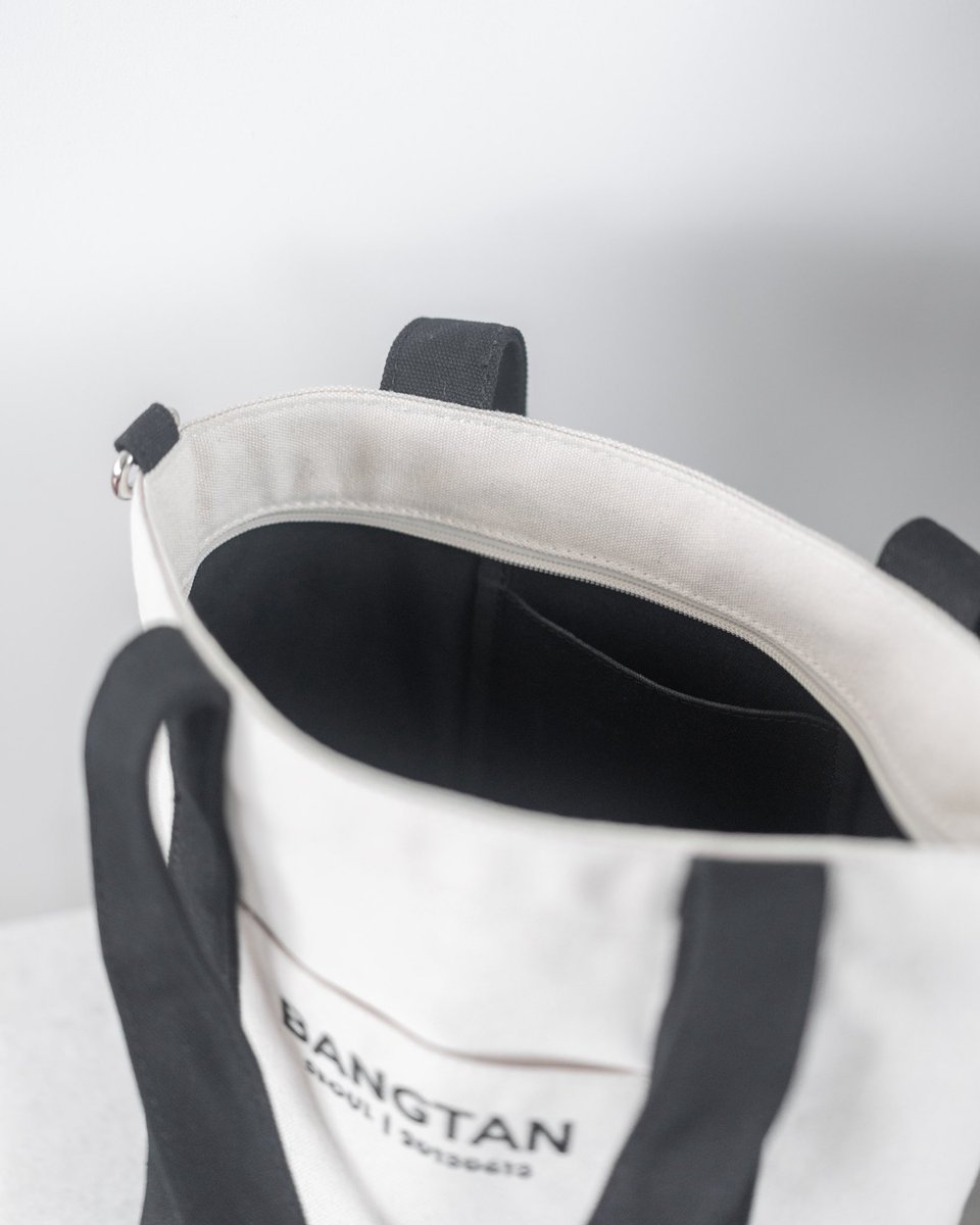 Detailed shots for our newest canvas tote! 🖤

Double lined so it keeps its shape, zipper top to keep your stuff safe, d-ring for your cutest keychains + photocards, and a comfy crossbody strap for hands-free adventures.

Shop update will be announced soon! Stay tuned!