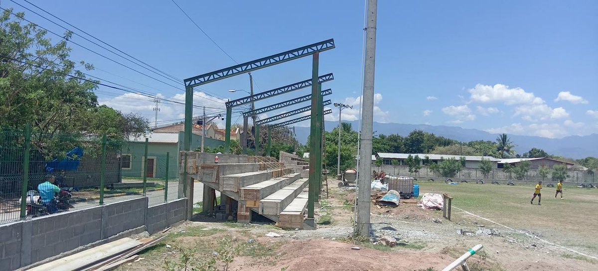 Avanza la remodelación del campo municipal de la Villa de San Antonio, Comayagua, un proyecto gestionado por el diputado <a href="/PanchameRonald/">Ronald Panchame</a>, a través del Congreso Nacional y ejecutado por el <a href="/FHIS_HN/">Fondo Hondureño de Inversión Social (FHIS)</a>, que pronto brindará a la comunidad un espacio digno para el deporte y la sana