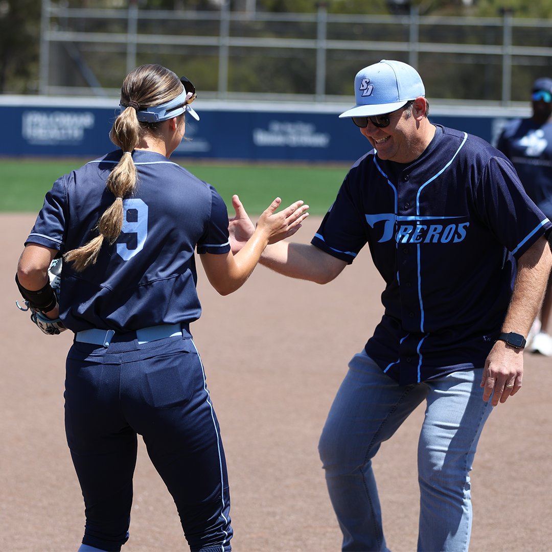 USDSoftball's tweet photo. It all starts with family! ❤️

Before today's game, our seniors caught first pitches from their families who have been with them every step of their softball and academic careers! 👏

#GoToreros https://t.co/hNij2sS7cb