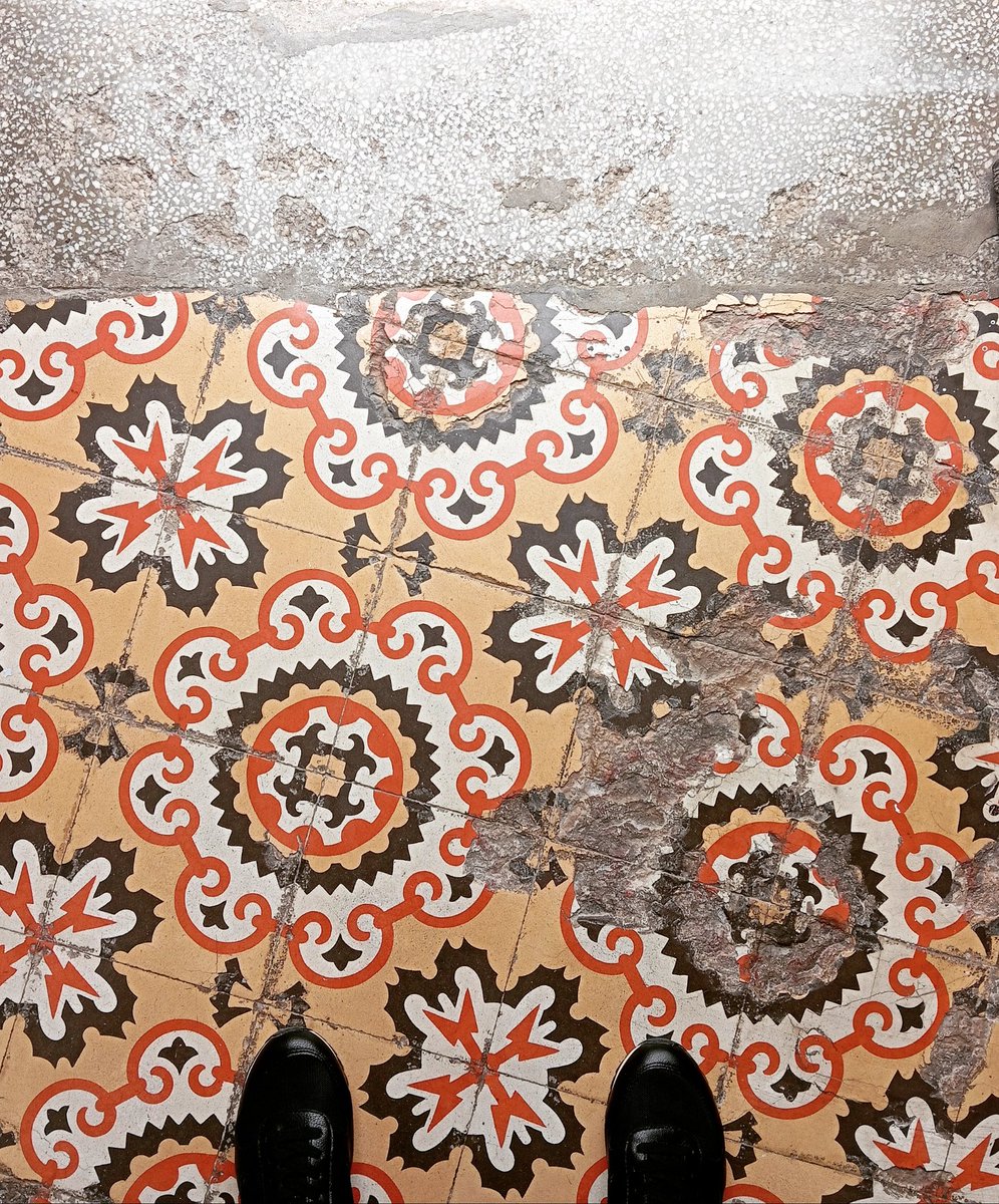 MLaPucelle's tweet image. ♠️ &apos;Con pan y vino se anda el camino&apos;

#sitges #barcelona #azulejos #mosaico