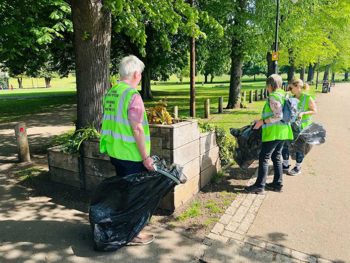 Thank you to our amazing volunteers today who gave up their time to give #BecketsPark a litter pick 👏 

Well Done guys ❤️
#northampton #loveyourpark
