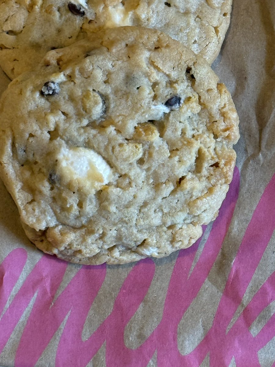inpamskitchen's tweet photo. Obsessed is an understatement!
Thank you @milkbarstore & @ChristinaTosi for bringing my NYC cookie addiction to Chicago!
๐ช๐ช๐ช
#milkbar #milkbarstore #cookie #cookies #chocolatechipcookies
#chicagofood
#chicagofoodscene
#thewindycity #chitown #chicagoeats https://t.co/hs5S4rN3zm