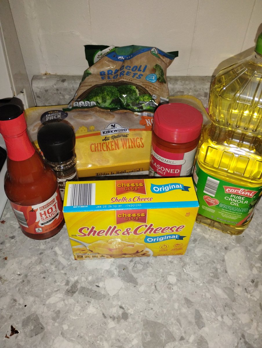 rodgersjalin1's tweet photo. Hey y'all we got another #cookstream tn!!! We will be cooking chicken, broccoli and mac and cheese a good combo wouldn't u say🤤😏?? Tune in at 5:15pm(CT)6:15pm(PT) as we will enjoy #Cooking,#vibing, &amp; having #Goodtimes!!! 
#cooks 
#twitch 
#streamers 
#FoodieLife 
#streamer https://t.co/GpnseEsPol
