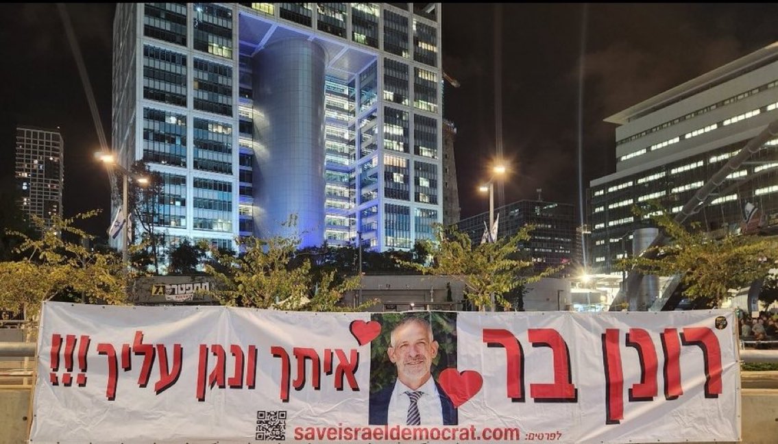 הם חושבים שכולם מטומטמים. 
לא מעניין אותם ה 7 לאוקטובר.
בטח שלא מעניינים אותם הנרצחים והחטופים. אין שום מקום בעולם שדבר כזה היה יכול לקרות.
האיש שאחראי ישיר לטבח מקבל הגנה כמעט כקדוש.