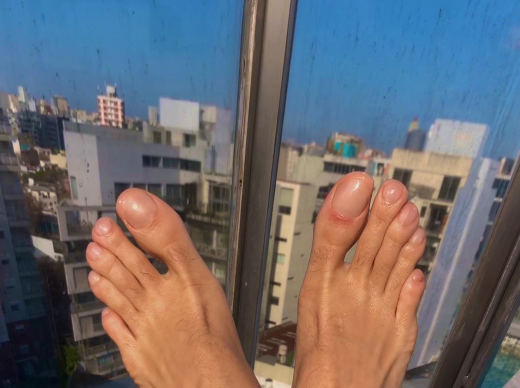 AlphaCoin233's tweet image. Look at these feet high above the city. You know it's your dream to choke on them. 
This is your chance. Approach correctly in my DMs, ready to pay for the privilege to look at their beauty #malefeet #findom #footworship #footmaster