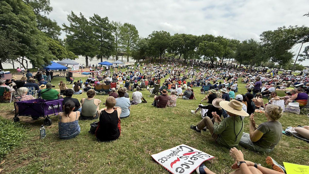 LLBe11's tweet photo. @washingtonpost Waco, Texas! Happening now. We the People Rally and March for Democracy! Beto! Former Congressman Chet Edwards! Wendy Davis! James Talarico!  &amp; more!
We in Waco want Due Process!!! https://t.co/EvTw3Gtj9K