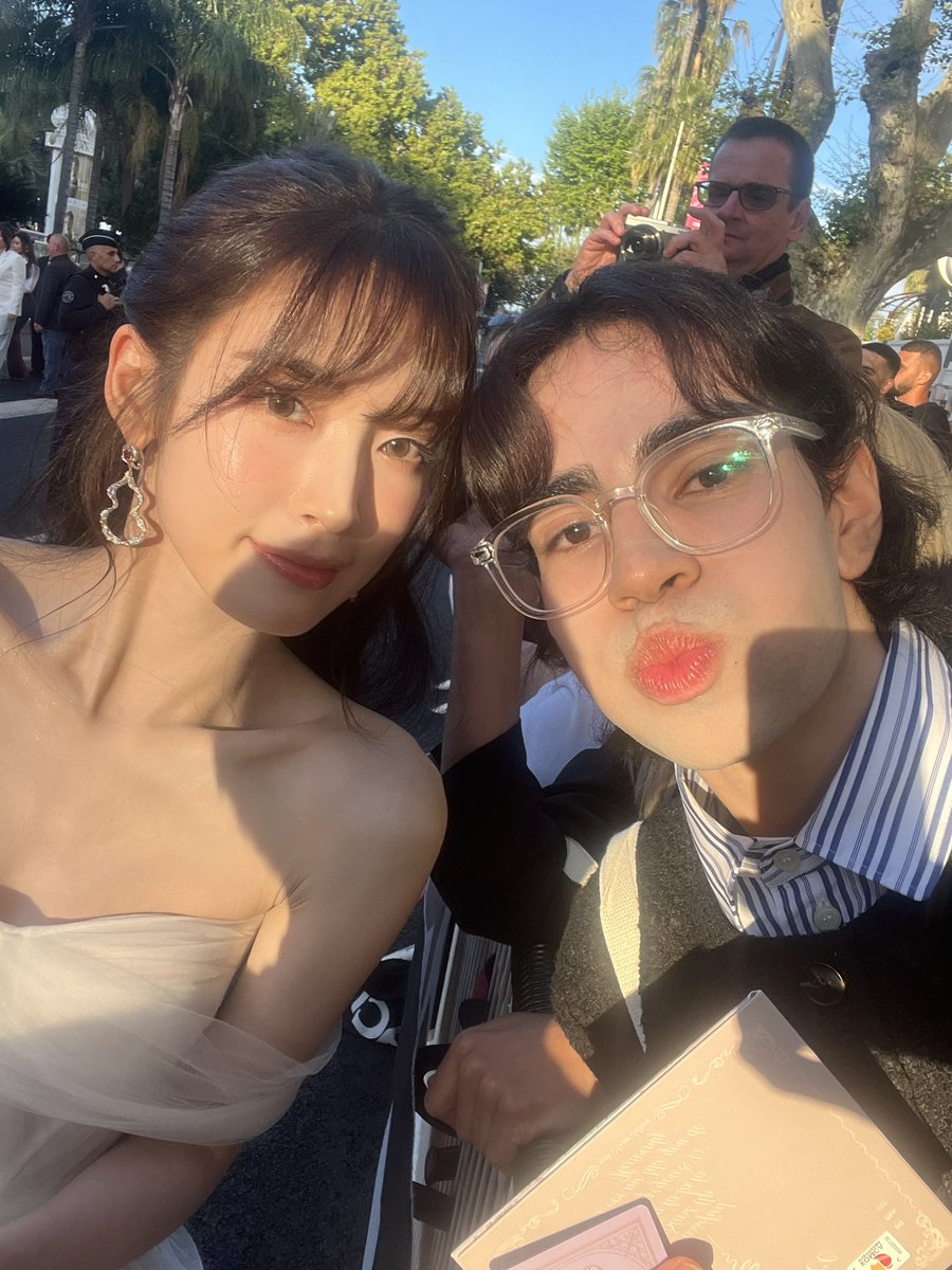 redspace30's tweet photo. I can’t express how much i’m grateful and lucky to see you again Arin🥺❤️ you’re such a lovely person with a big  heart, you signed my other album and you remembered my name…, i can’t imagine a day without Oh My Girl #arin #ohmygirl #cannes #canneseries #오마이걸 #miracle https://t.co/oXDHj22b0j