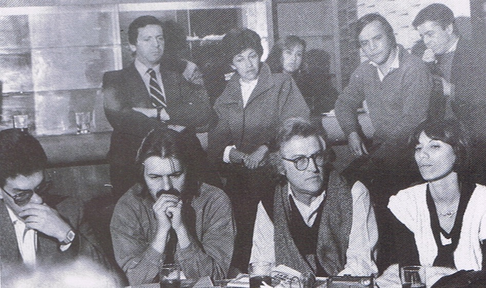 Despedimos hoy a Jorge Traverso, reconocido periodista y comunicador uruguayo cuya faceta como crítico cinematográfico es quizás hoy poco recordada, aunque escribió desde el primer número en Cinemateca Revista. En la foto, Traverso acodado al mostrador de la Cantina de Cinemateca