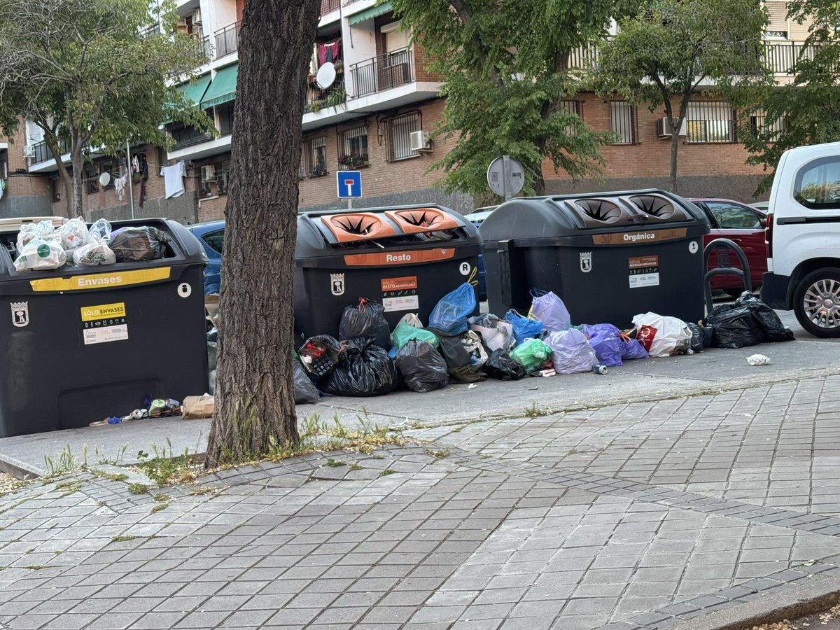 Magda_prez's tweet photo. @MADRID @SoniaCQ @AlmeidaPP_ Y por cierto, Madrid muy decorado. Supuestamente hoy era día de servicios mínimos en mi zona. Solo han recogido la basura orgánica. ¡Qué bonito queda el barrio! Menos fiestas y más servicios al ciudadano. Pronto los bichos circularán por todas partes. https://t.co/bZwb2Q6pdl