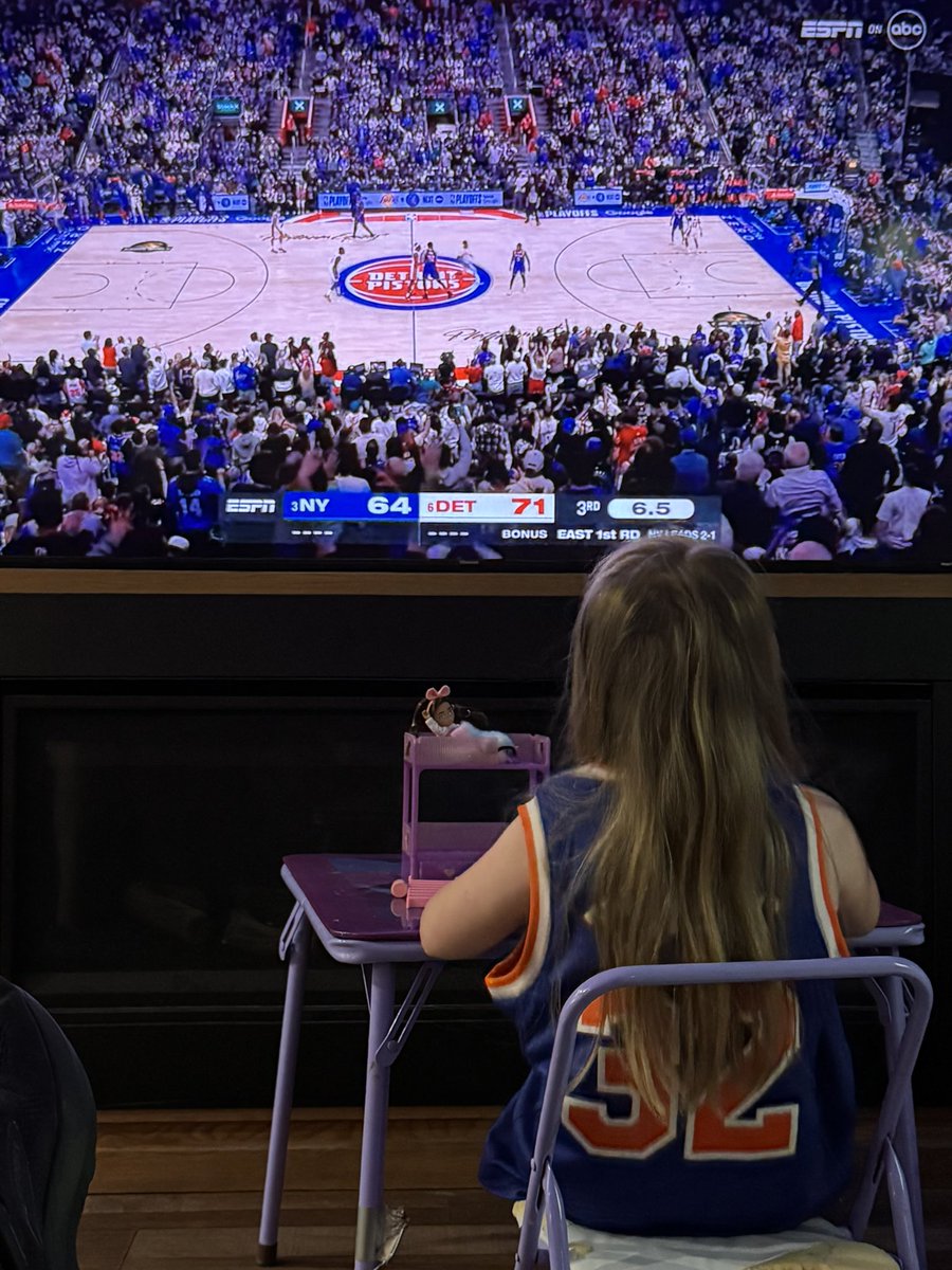 nolansdad55's tweet image. This #Knicks game has my daughter ignoring her toys! GO KNICKS!!!! @nyknicks @KarlTowns