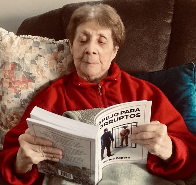 Para mí es un gran honor y motivo de mucha alegría ver esta foto de doña Ana Victoria Viñas, residente en Utica, NY, leyendo ESPEJO PARA CORRUPTOS.