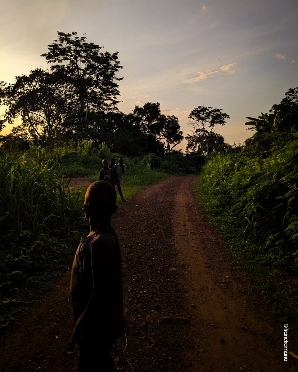 FranckAmana's tweet photo. Même quand le soleil se couche, l'énergie ne descend jamais !
Les enfants du village savent comment prolonger la journée 

📍 ODOK - BA'ABA
© Franck AMANA https://t.co/QB7Mt9VIeR