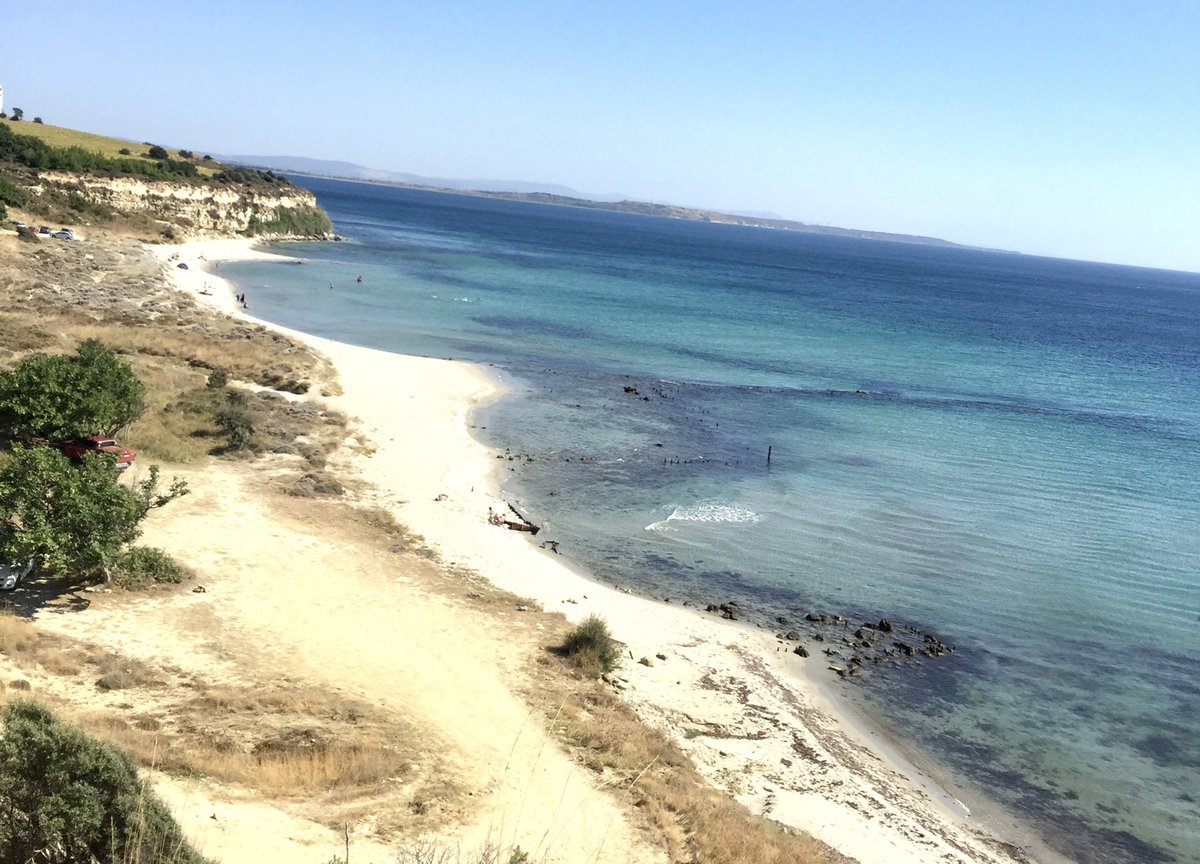 volkan_eldem's tweet image. 25 Nisan 1915 sabahı yapılan ana çıkarma sahillerinden #Seddülbahir Tekke koyu. İskele ve batık kalıntıları halen günümüzde görülebilmektedir. 
1915-2025 #Capehelles #Wbeach