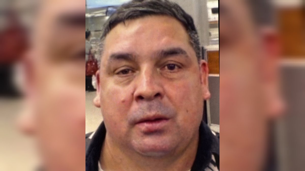 🇺🇸🇨🇱 | LO ÚLTIMO: Chileno fue detenido tras robarle cartera a secretaria de Seguridad de Estados Unidos.

El migrante Mario Bustamante-Leiva, de 49 años fue arrestado por robar el bolso Gucci de la Secretaria de Seguridad Nacional, Kristi Noem, que contenía $ 3,000 en efectivo,