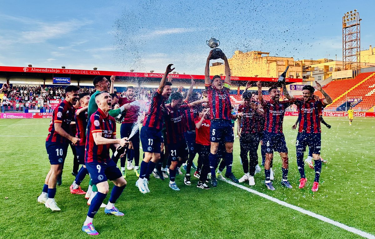 🟦🟥 EL EXTREMADURA, A 2RFEF

Es la imagen del día. El Extremadura derrota al Diocesano 3-1 y se convierte en equipo de Segunda Federación