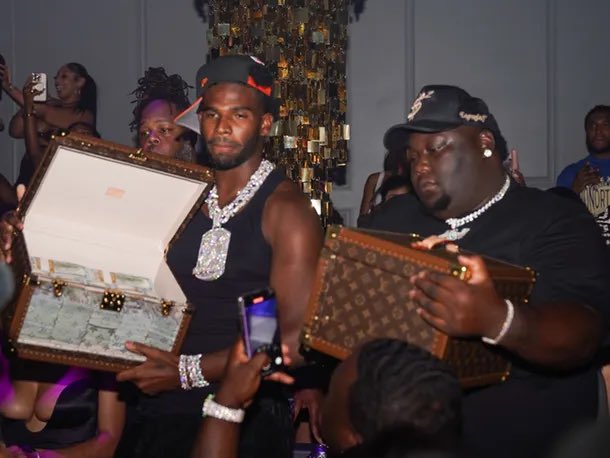 🚨🚨THIS IS CRAZY🚨🚨

NEW #BROWNS QB SHEDEUR SANDERS THREW A MASSIVE PARTY LAST NIGHT…HE FLEXED HIS LOUIS VUITTON BAGS FILLED WITH CASH.

He also rapped and performed.

Rappers Kodak Black &amp; Yung Miami were in attendance, along with #Cowboys stars CeeDee Lamb &amp; Dak Prescott.
