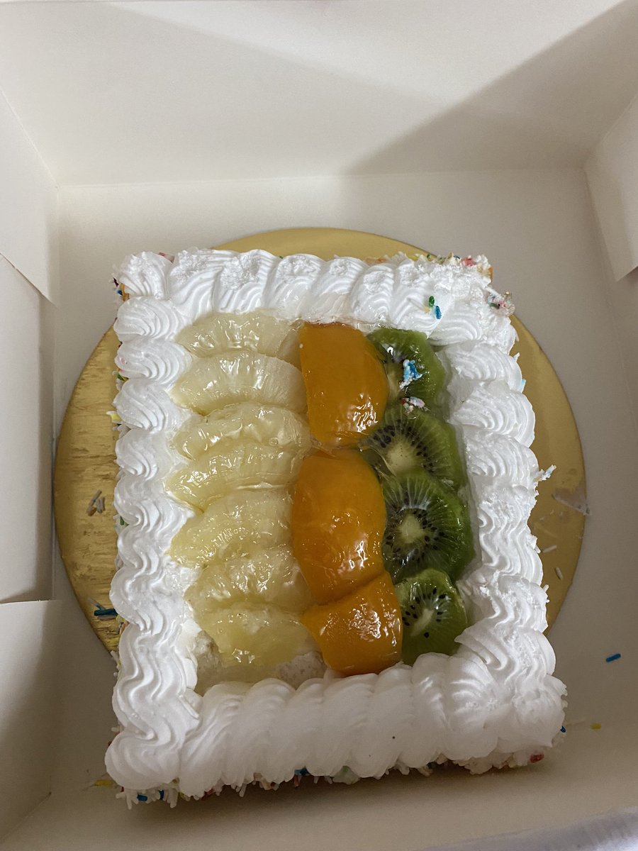 baselsadekk's tweet image. كيكة لما تشوفها في الشغل يعني في حد استقال