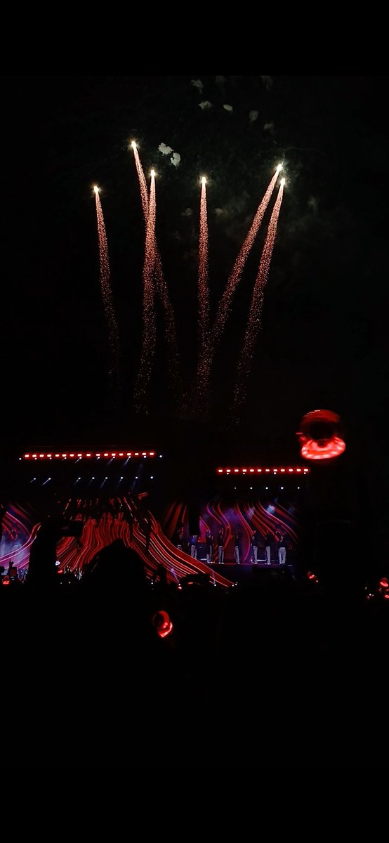 LyzXR's tweet photo. Hola, hace dos semanas vi a Stray Kids y aún no superó nada porque fue la mejor noche de mi vida https://t.co/quxVMuA3fh