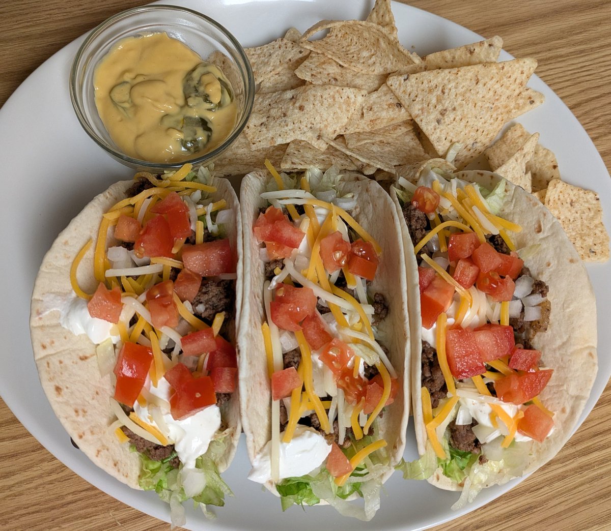 recipesallkinds's tweet photo. Spicy Ground Beef Tacos with Chips &amp; Nacho Cheese 

#allkindsofrecipes #testkitchen #spicygroundbeeftacos #groundbeef #tacos  #lettuce #tomato #onion #cheese #sourcream #hotsauce #flourtortillas #chipsandcheese #nachocheese #jalepenos #tortillachips https://t.co/22YmiTzGvc