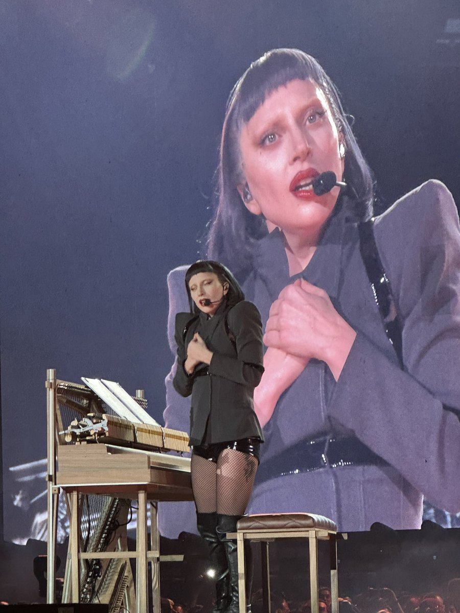 EstefanyCMS's tweet photo. Una locura de concierto. Es única!!!@ladygagafandom @ladygaga #littlermonsters #MAYHEM https://t.co/wKXCwJa9oR