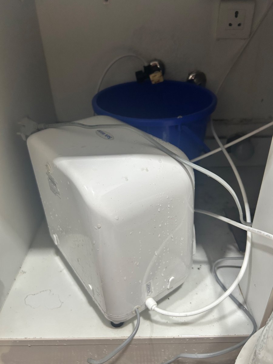 mrspinrapper's tweet photo. @EurekaForbes Pathetic customer service from Aquaguard! It has been more than 4 days since the complaint was raised. Kitchen is flooded. Till now nobody has come. Disaster product and service. Second time in 5 months. Are you going to come only after the whole house gets flooded? https://t.co/cjt2CcQAE2