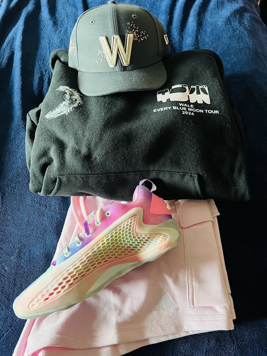 Storm24Jenkins's tweet image. Photoshoot Fresh @outfitgrid @NBA playoff ed 🩷 to @theantedwards_ @Timberwolves @adidasHoops AE1 lows &amp;amp; women’s adidas cargo shorts , @Wale every blue moon hoodie &amp;amp; 🌸 snapback to make the outfit complete ! Full look coming soon ! What are you rocking ? #BelieveThat #WolvesBack