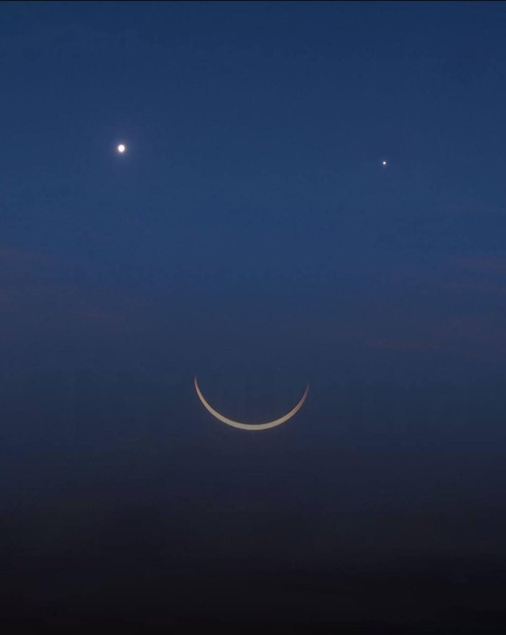 A triple conjunction between Venus, Saturn, and crescent Moon
By AceAlpha24