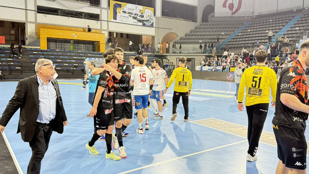 supercarlosleon's tweet photo. Final. @BMGranollers 30 @ADEMARLEON 30
Partidazo. Enorme.
Orgullo de club. 
#ademar #leonademar #sosademar #ademaraluchar #abanca #somosabanca #alsa #embutidosrodriguez #supercarlosgarcia https://t.co/REOVk2b8BM