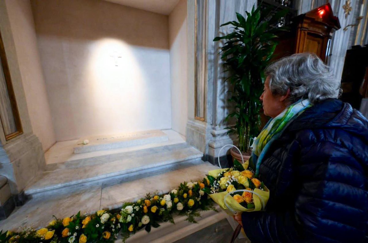 Last Sunday. This Sunday. Same beautiful woman with the flowers for Francis. Smallness, tenderness, fragility.