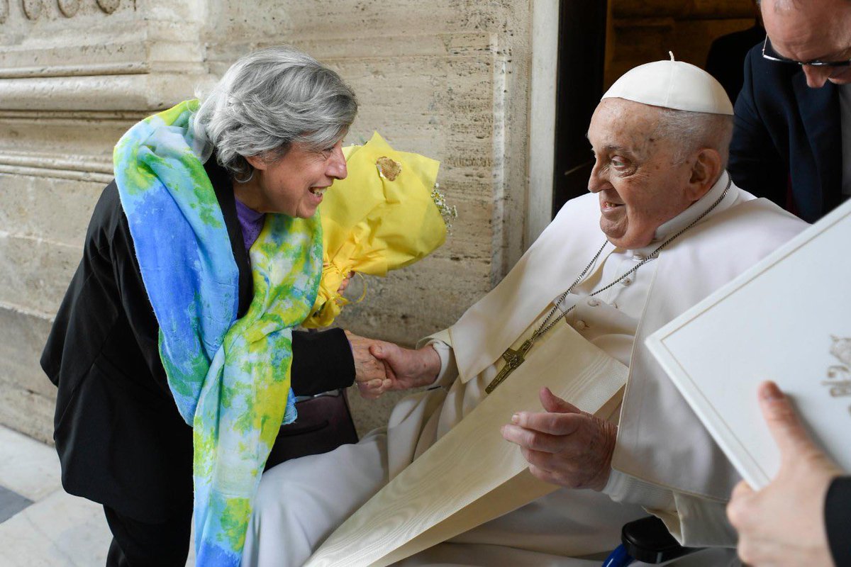 RichRaho's tweet photo. Last Sunday. This Sunday. Same beautiful woman with the flowers for Francis. Smallness, tenderness, fragility. https://t.co/NKMZ9EjJlI