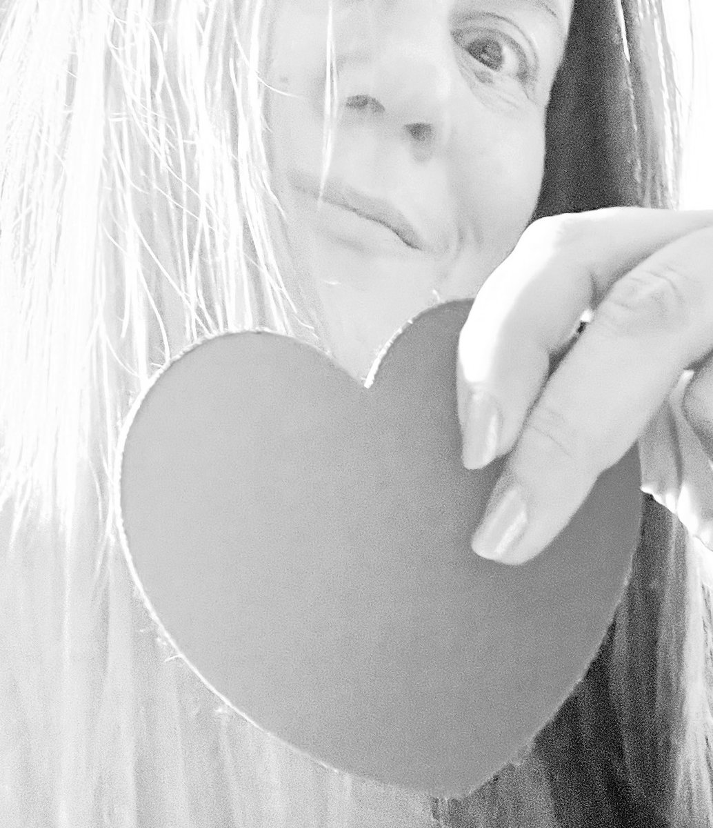 Tutto ciò
che l’uomo possiede
si consuma,
prima o poi, finisce.

Amore 
non rientra
nella regola.

Difatti,
più si dona Amore, 
più ne abbiamo da donare.

        💙dolci sogni a tutti✨