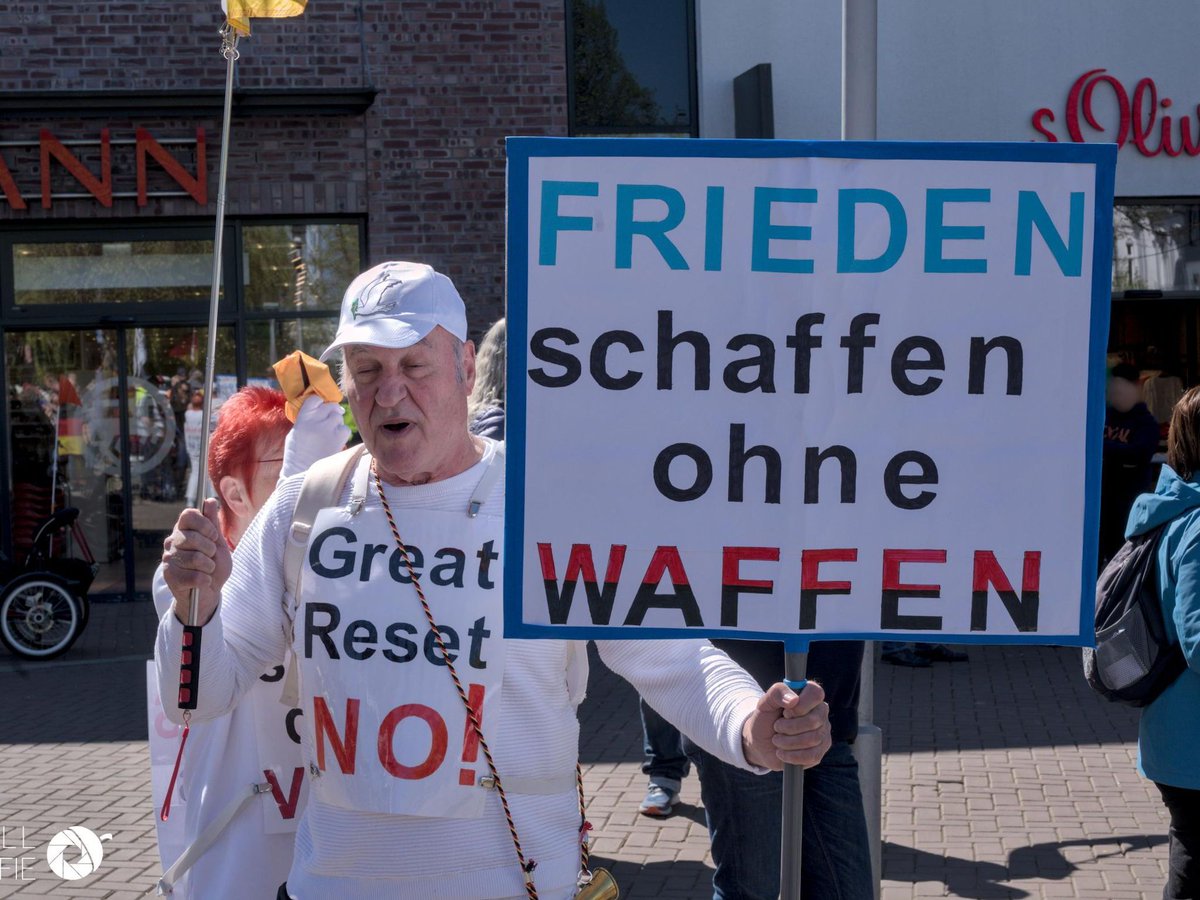 nutshellfotos's tweet photo. Am vergangenen Samstag fand die zweite "Gemeinsam für Deutschland"-Demonstration statt. Dieses Mal in #Cuxhaven. Das Milieu war eine Mischung aus stolzen Nationalist:innen, Nazis und Verschwörungsideolog:innen. #CUX2604 #gfd #nogfd

Alle Bilder: https://t.co/8xkAW9UGCM https://t.co/f0MFwgzv8f