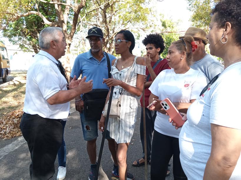 Motivador encuentro con el Secretario General de la Central de Trabajadores de #Cuba, durante el  trabajo voluntario de los trabajadores del Sindicato de la Cultura en La Habana, jornada de limpieza  y embellecimiento en saludo al #1DeMayo.

 #PorCubaJuntosCreamos